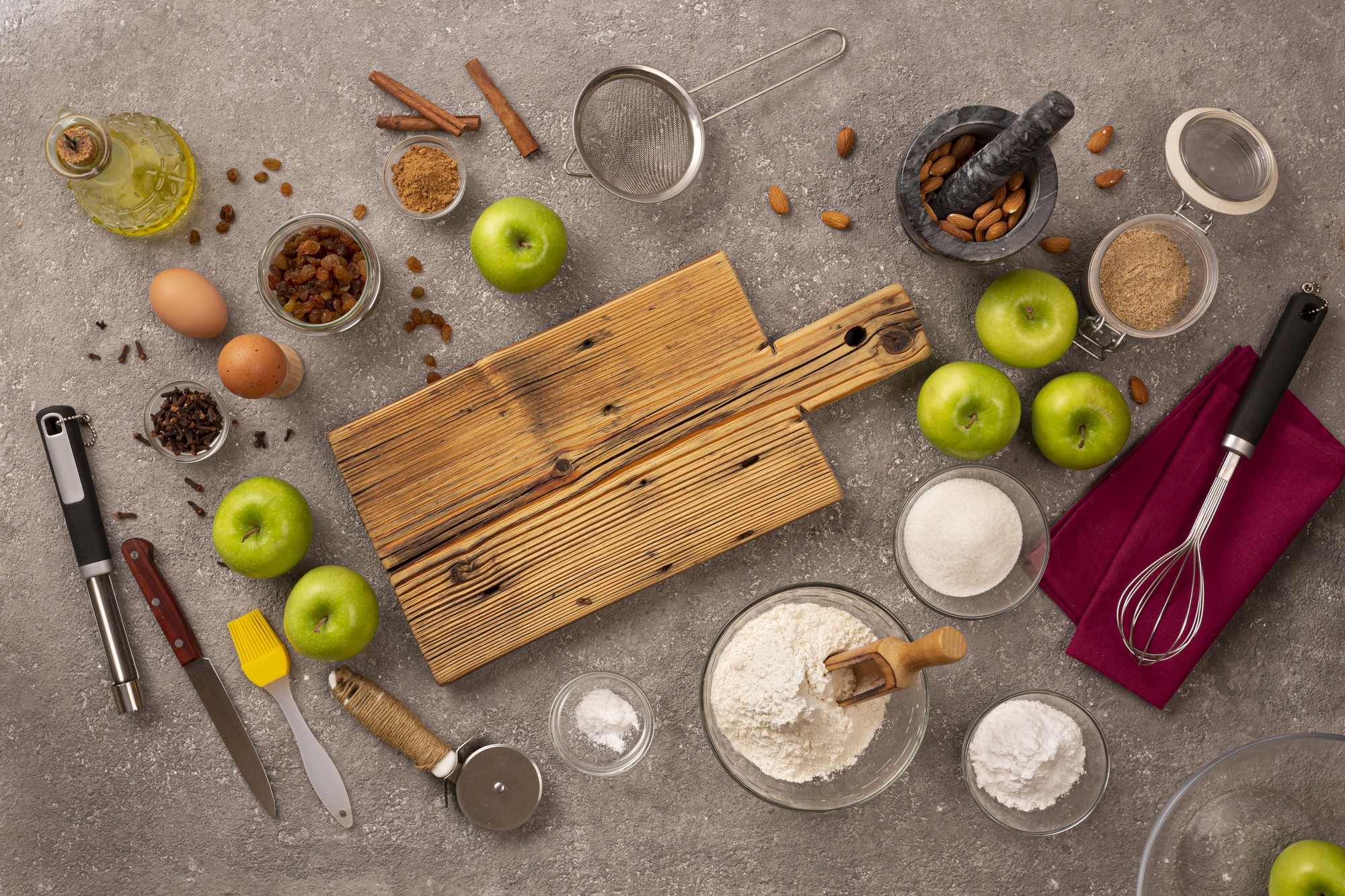 Tavolo di lavoro con utensili professionali e ingredienti ordinati